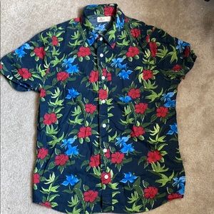 Hollister Men’s floral button down size Lg